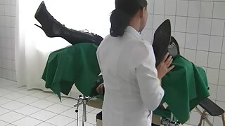 Petite babe da vídeo de pornô das coroas Ásia faz boquete e monta enorme vara de carne preta
